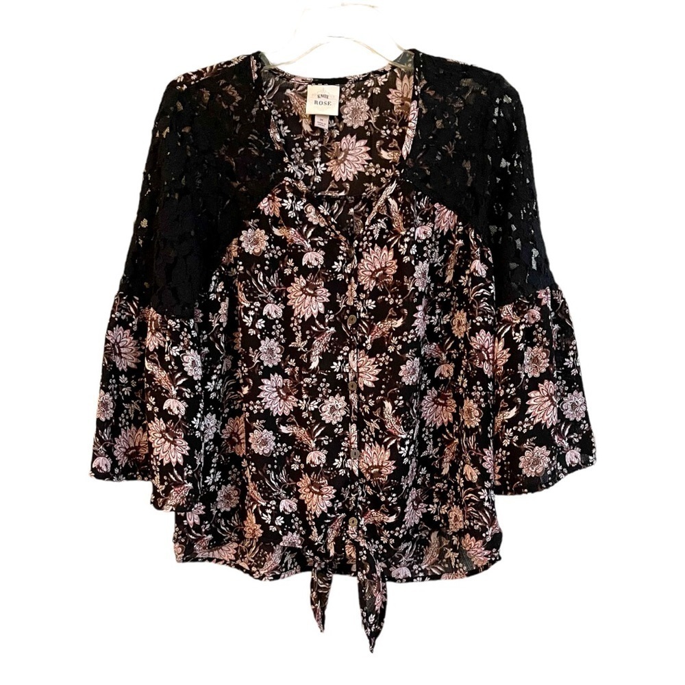 KNOX ROSE, BOHO, FLORAL & LACE, BOTTOM TIE, BUTTON DOWN TOP. SIZE M.